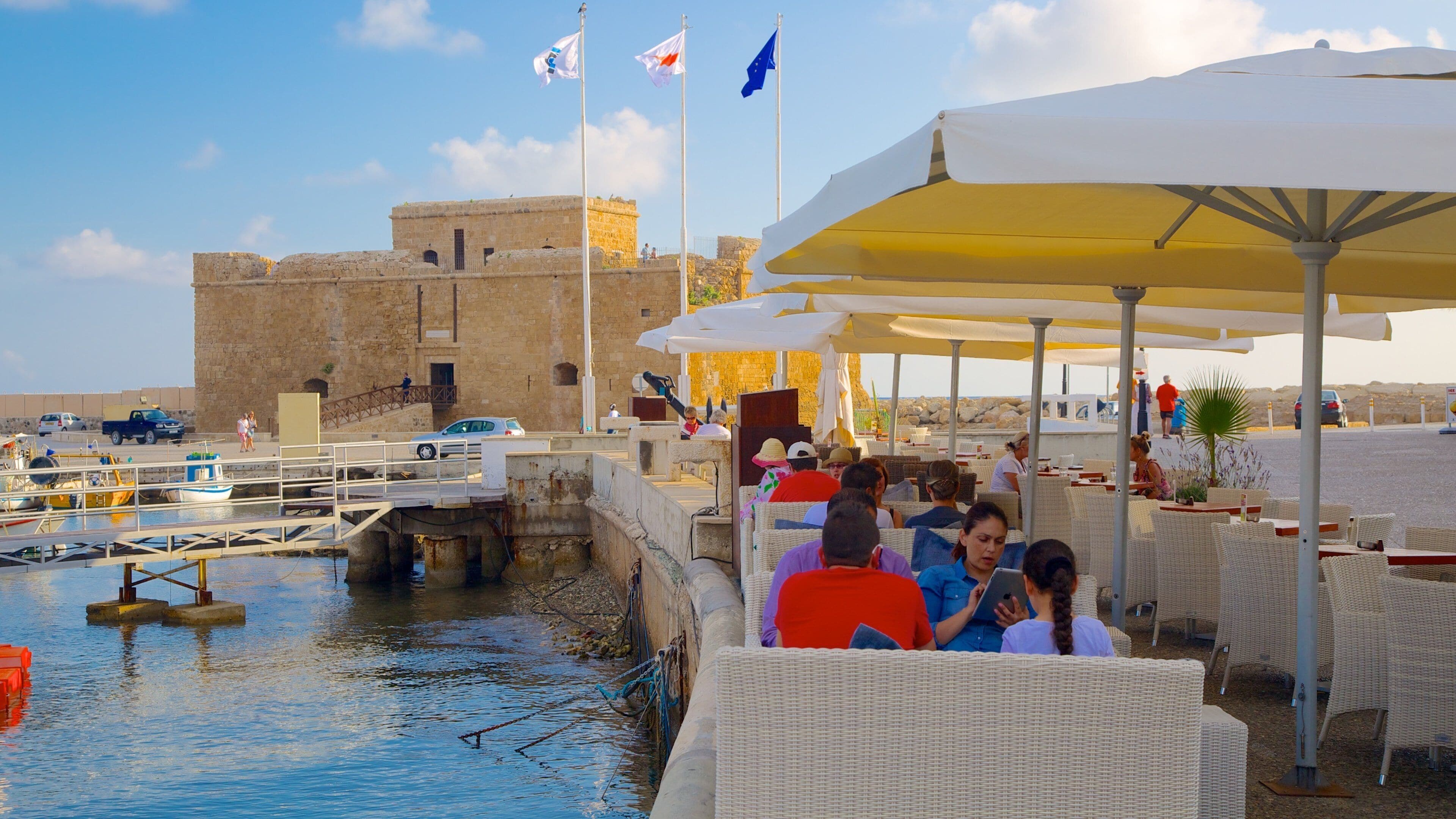 Port de Paphos qui includes château ou palais et baie ou port