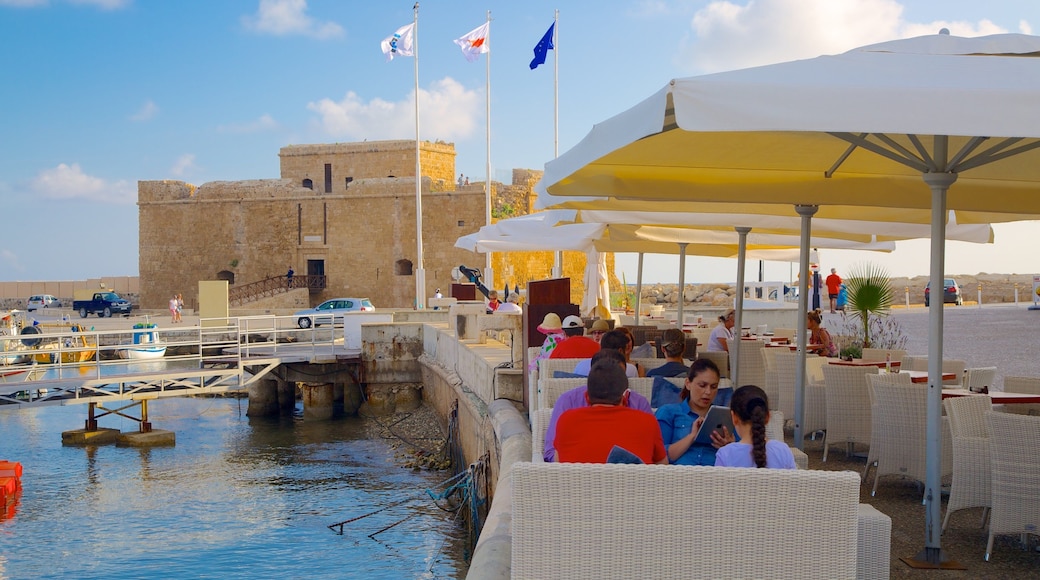 Port de Paphos qui includes château ou palais et baie ou port