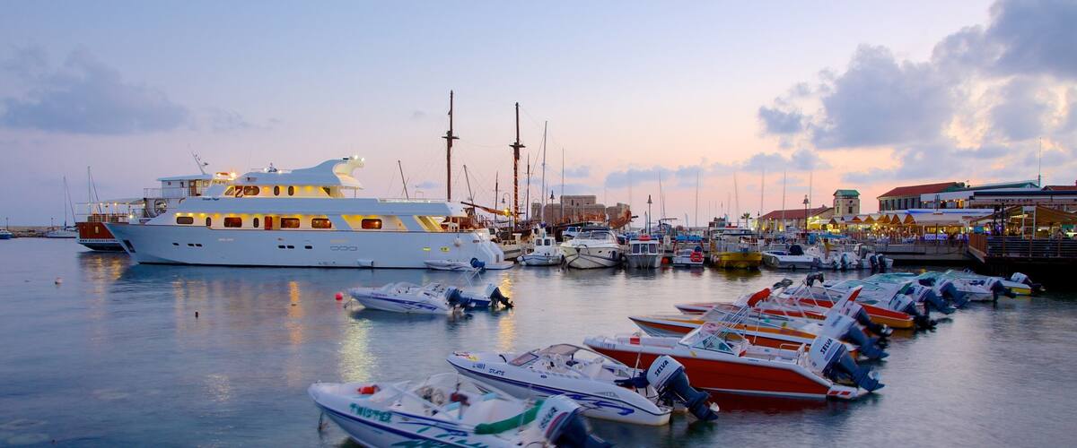 Port de Paphos montrant baie ou port et coucher de soleil
