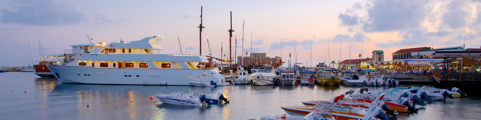 Porto de Paphos que inclui um pôr do sol e uma baía ou porto