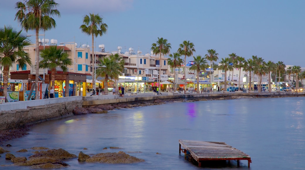 Port de Paphos mettant en vedette ville côtière et baie ou port