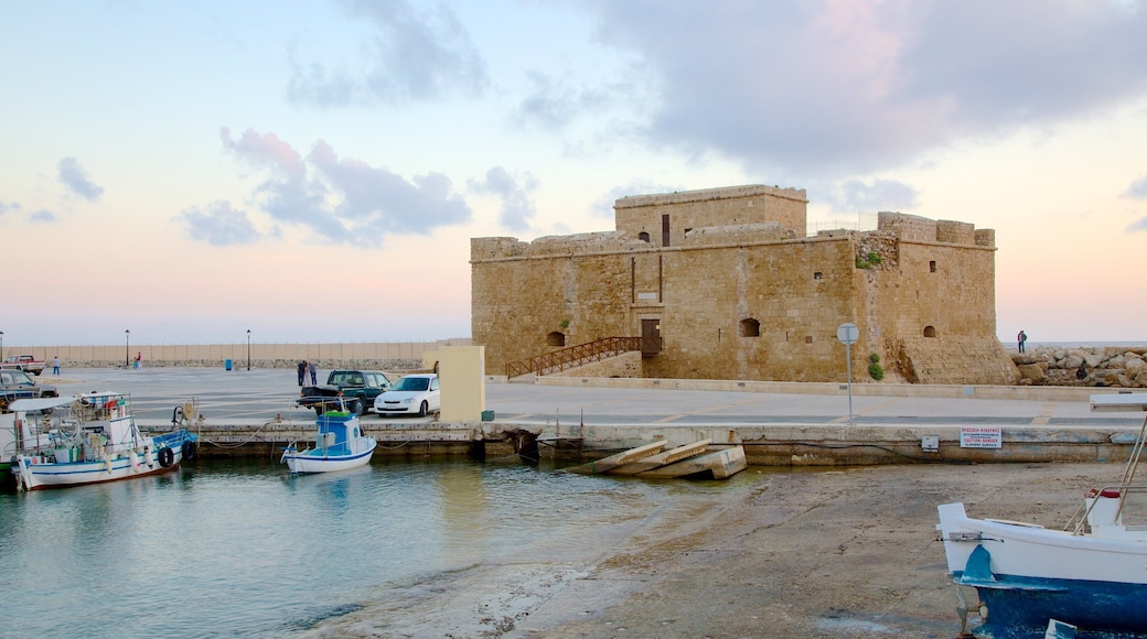 Port de Paphos montrant baie ou port et coucher de soleil