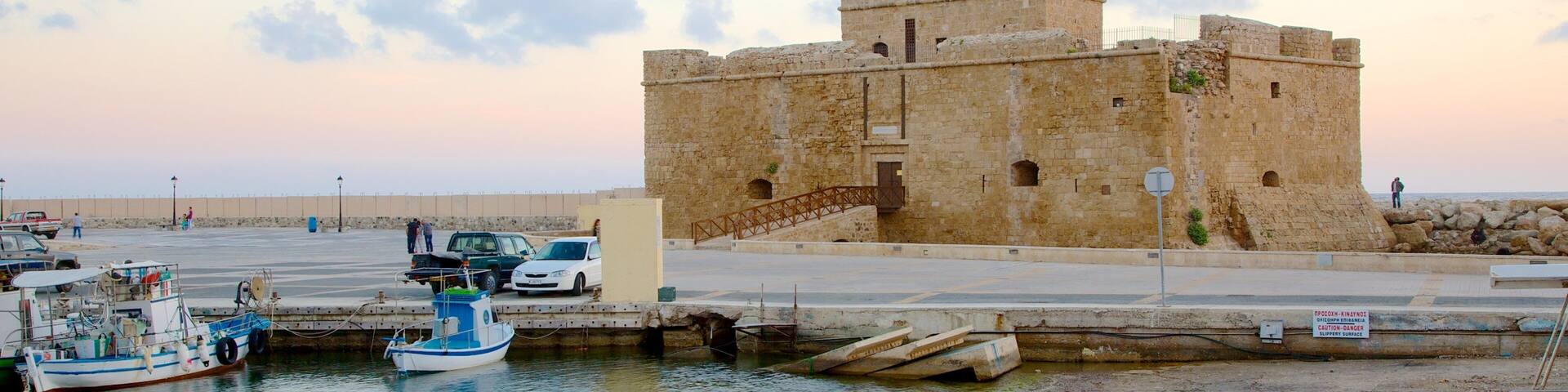 Port de Paphos montrant baie ou port et coucher de soleil