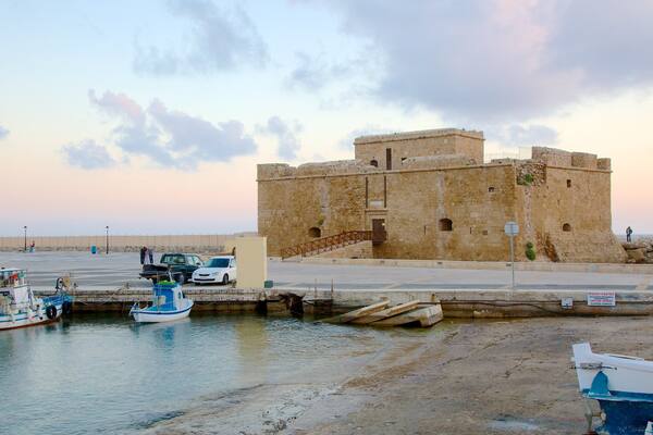 Pafosin satama joka esittÀÀ lahti tai satama ja auringonlasku