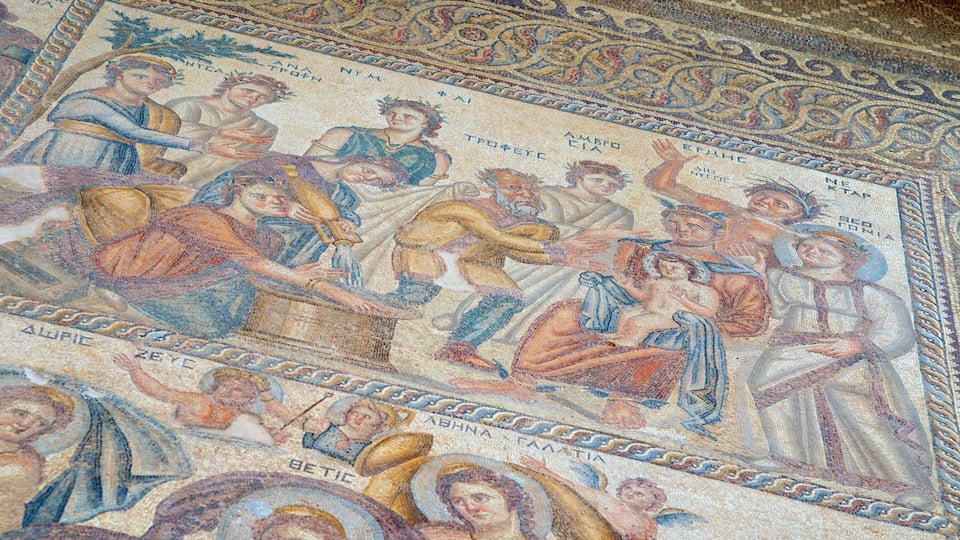 Un mosaico con figure in abiti classici, tra cui una figura centrale seduta e altre in diverse pose.