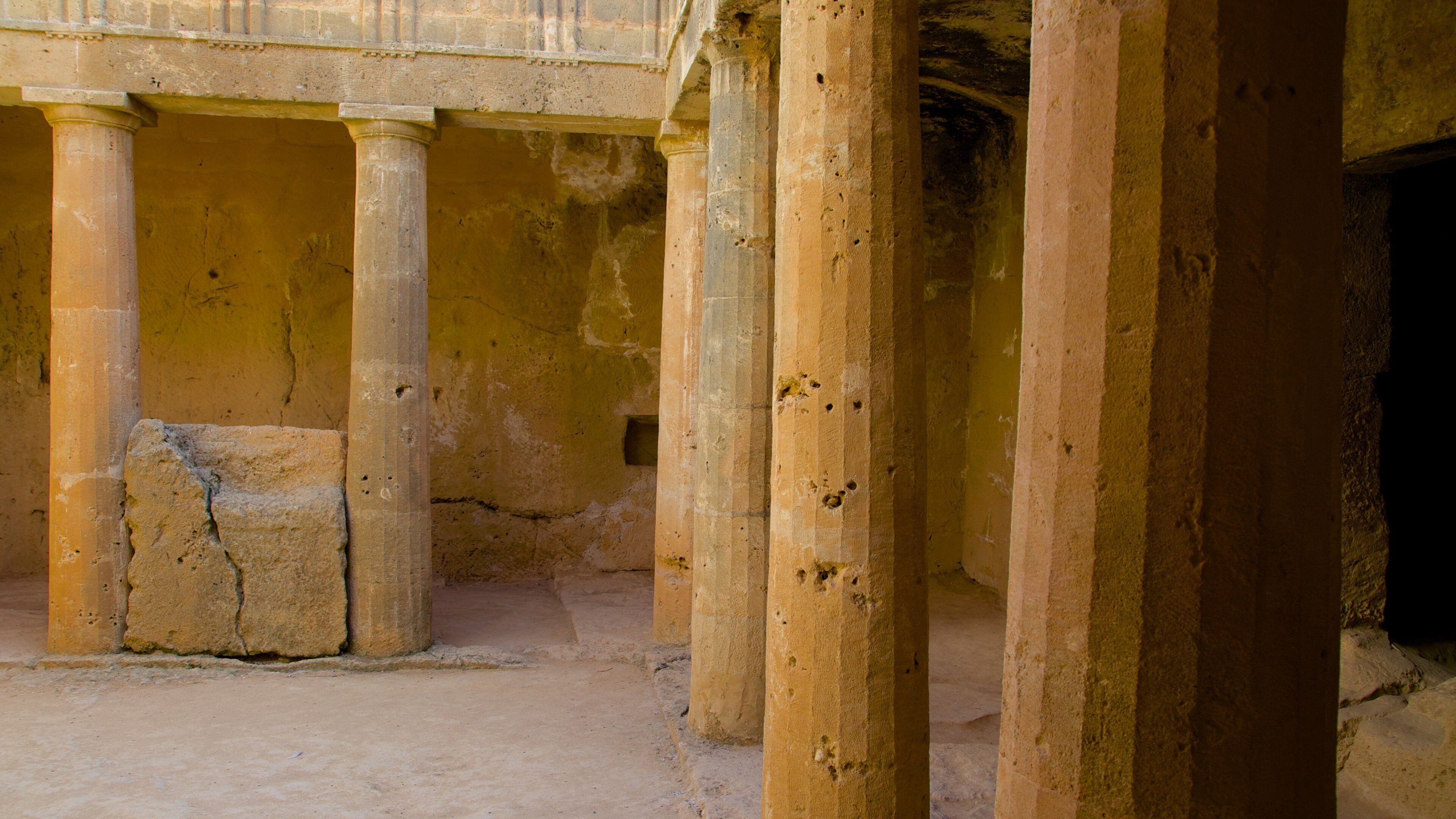 Tombes der Koningen bevat historische architectuur en een ruïne