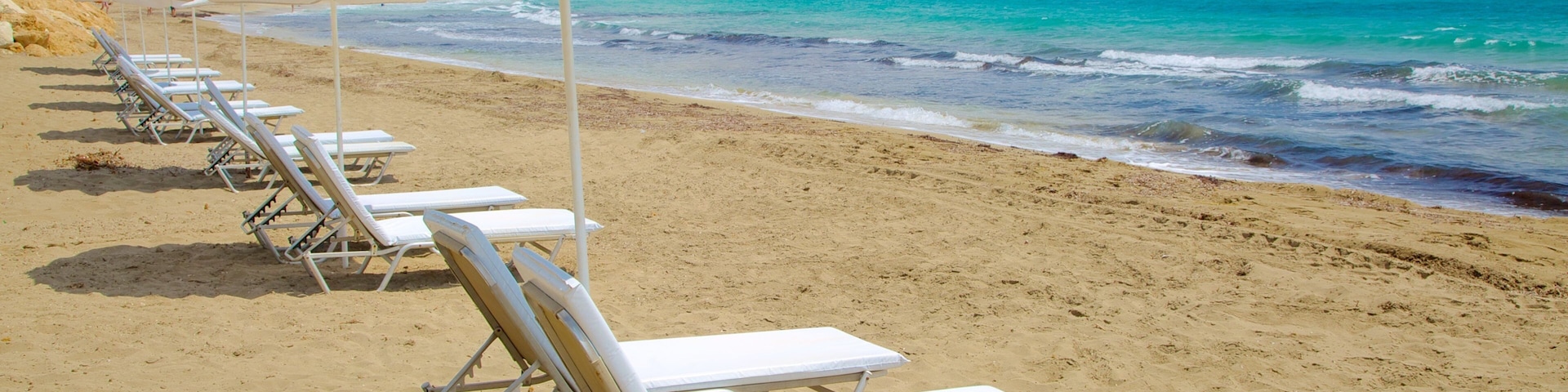 Coral Bay Beach mostrando uma praia de areia