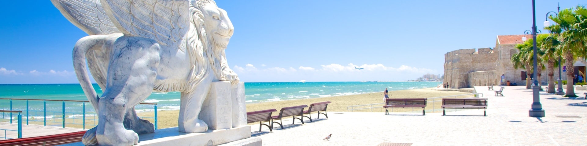 Praia de Finikoudes caracterizando paisagens litorâneas e uma estátua ou escultura