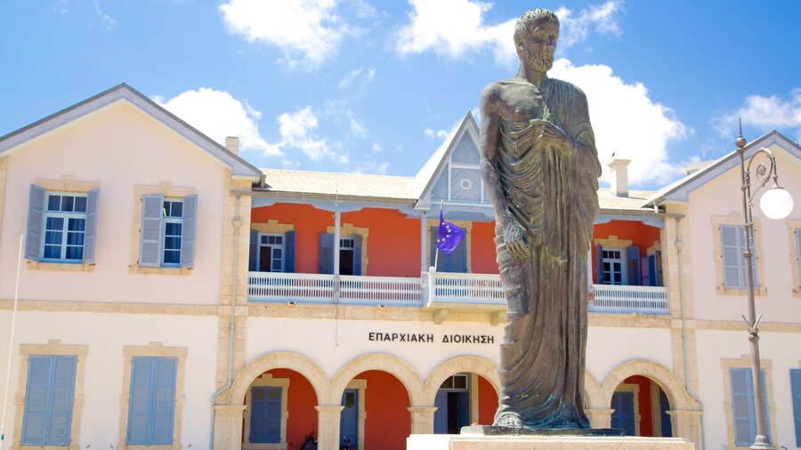 Plaza de Europa ofreciendo una estatua o escultura