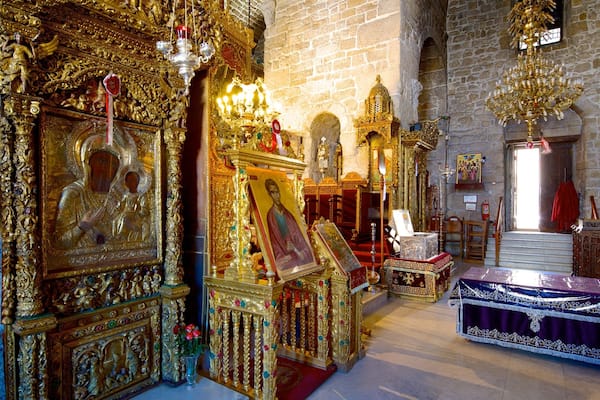 Lazarus-kirken og byder på en kirke eller en katedral, historiske bygningsværker og religiøse aspekter