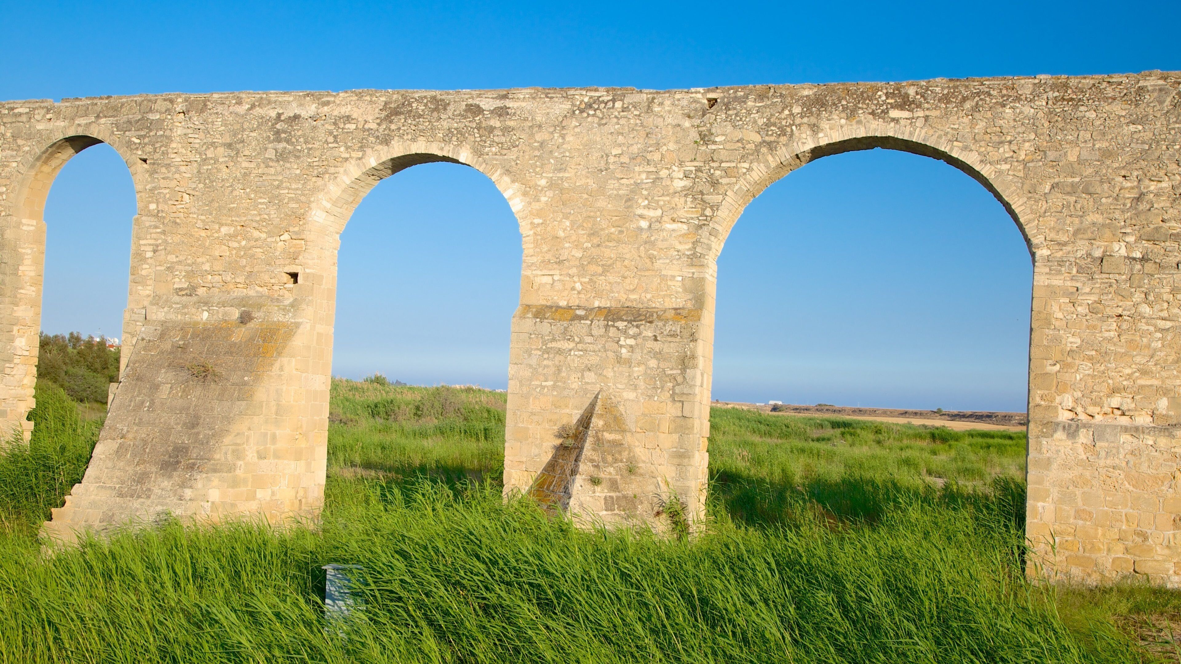 Larnaca Akvædukt og byder på historiske bygningsværker