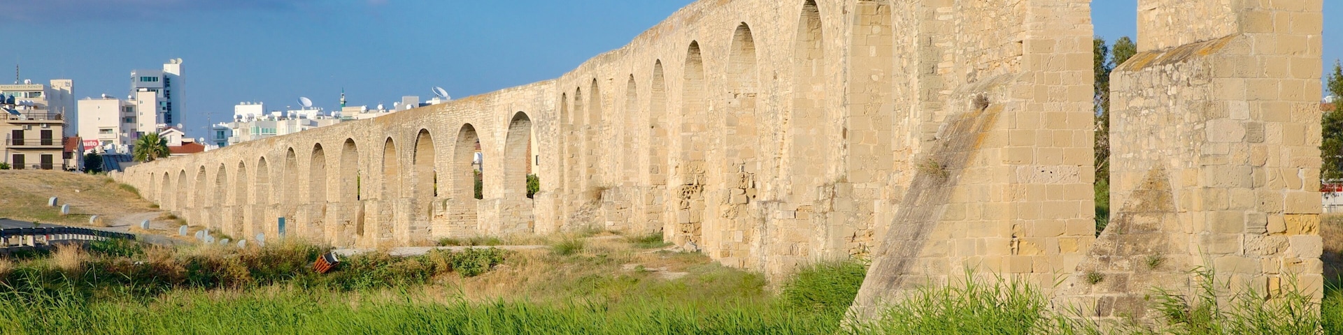 Aqueduto de Larnaca caracterizando arquitetura de patrimônio