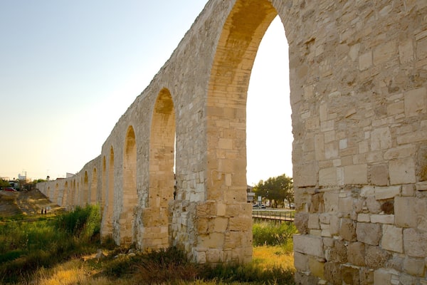 Larnaca Akvædukt som viser historiske bygningsværker