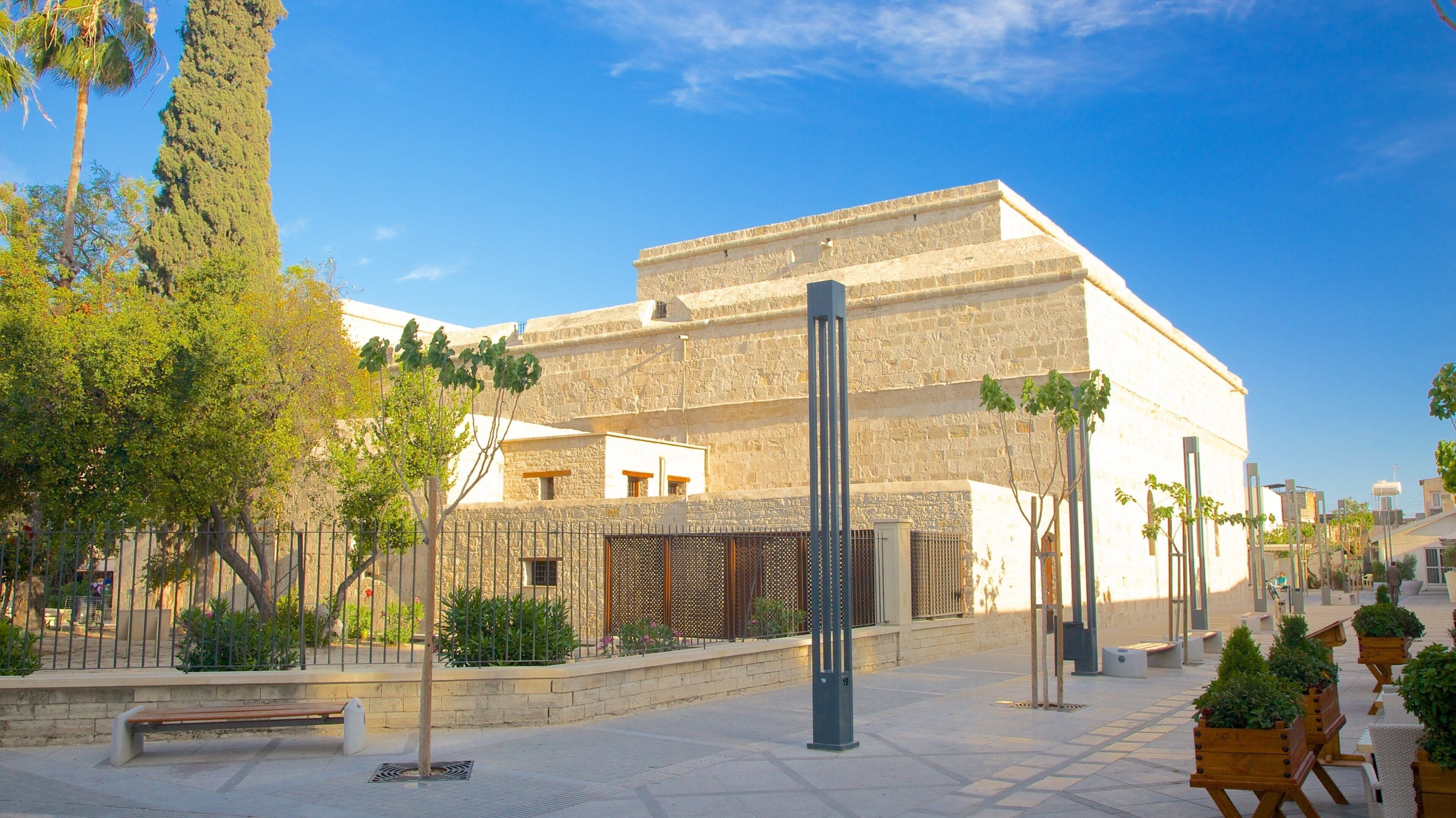 Limassol Castle showing heritage architecture, a castle and street scenes