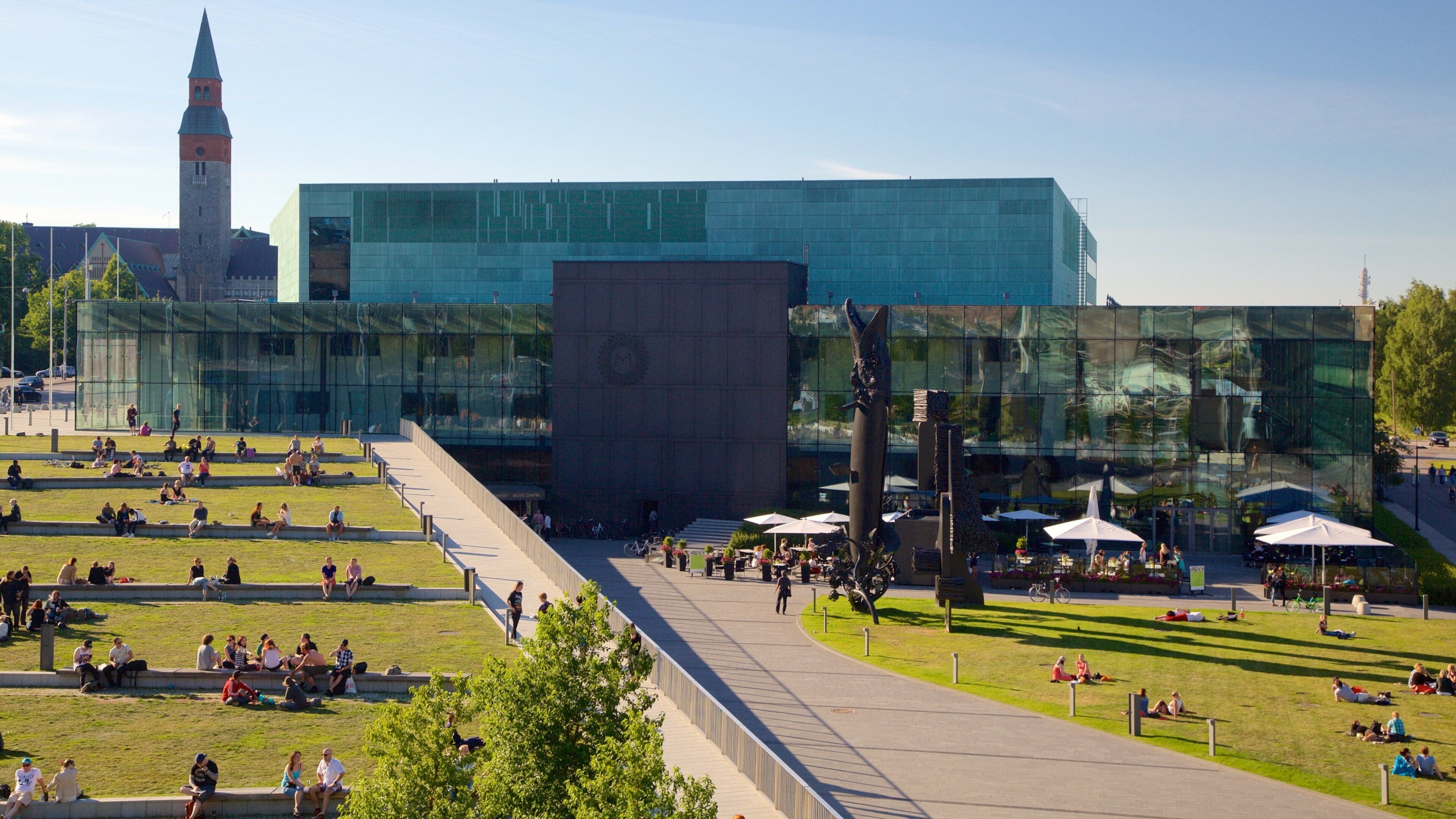 Kiasma samtidskunstmuseum som inkluderer park