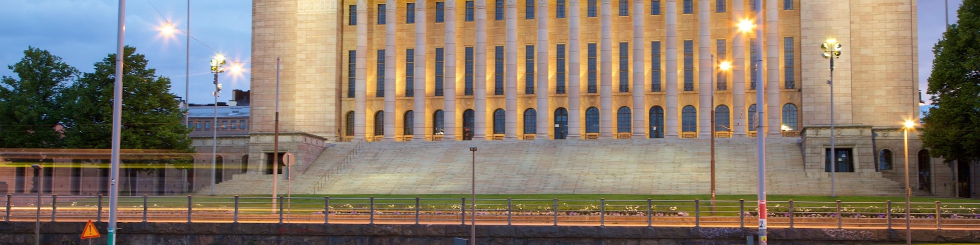 Prédio do Parlamento que inclui cenas noturnas, um pôr do sol e um edifício administrativo