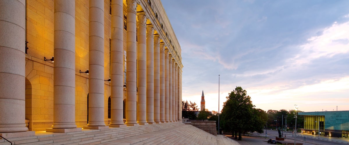 Reichstagsgebäude mit einem Verwaltungsgebäude und Sonnenuntergang
