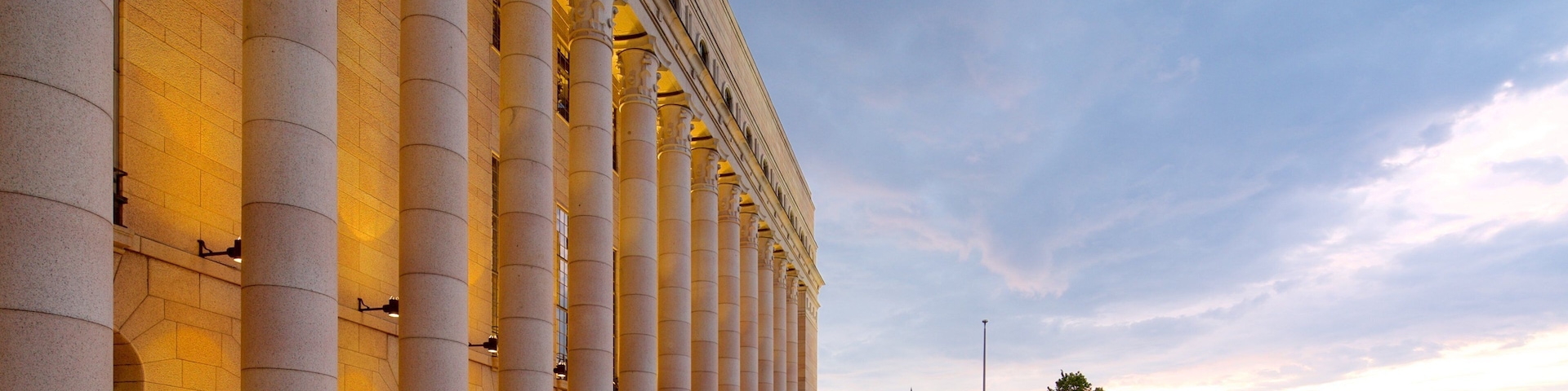 Palazzo del Parlamento che include tramonto e edificio amministrativo