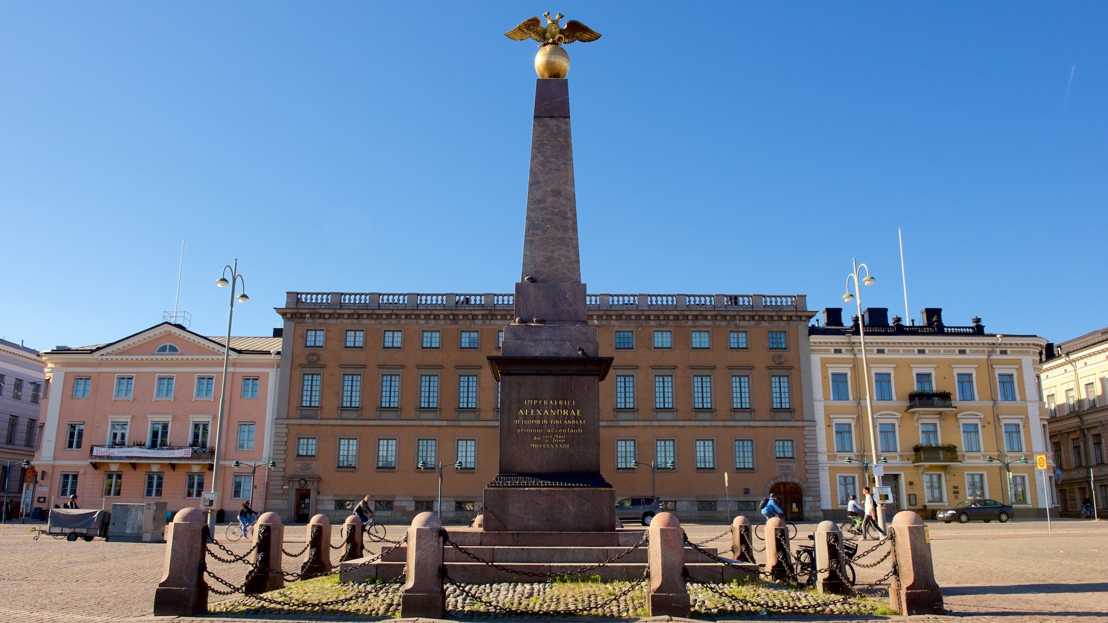 Quảng trường chợ Kauppatori cho thấy đài tưởng niệm, quảng trường và thành phố