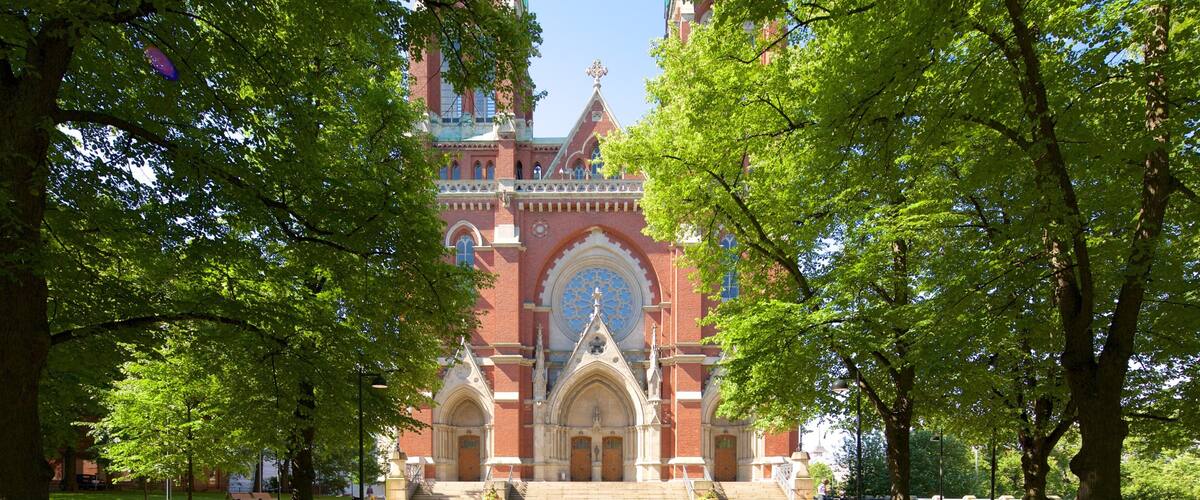 Skt. Johns Kirke og byder på en kirke eller en katedral og en have