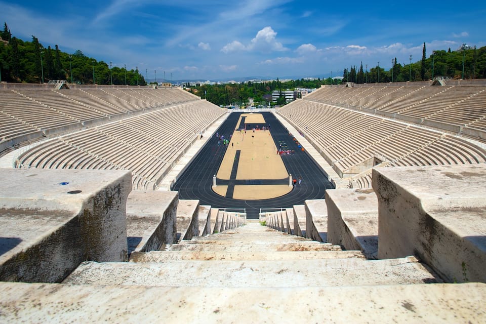 Un estadio vacío con una pista central y asientos alrededor.