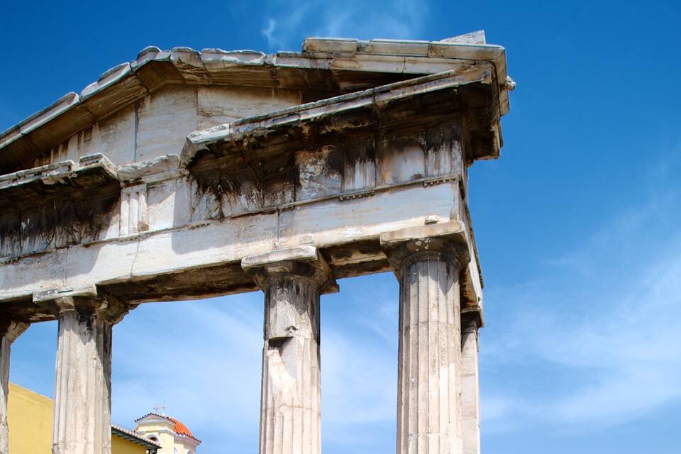 Un ancien temple grec, doté de colonnes et dont le toit est partiellement intact.