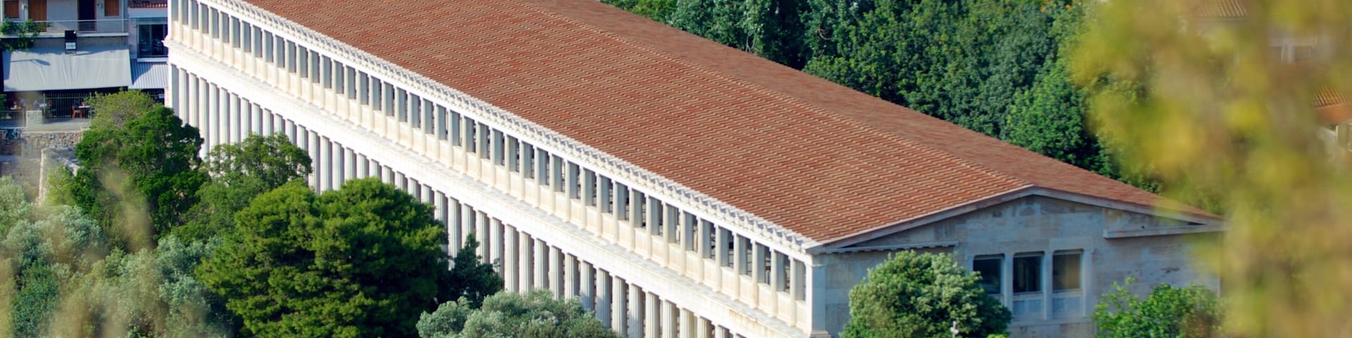 Estoa de Átalo mostrando vista panorámica, arquitectura patrimonial y una ciudad