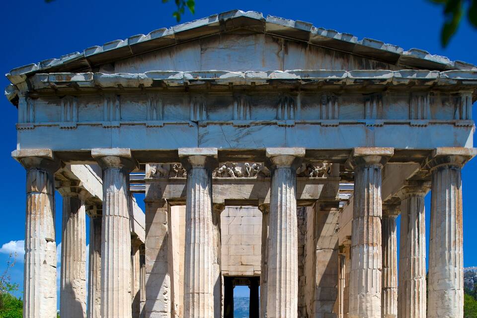 Un temple grec antic amb columnes dòriques i un frontó triangular.