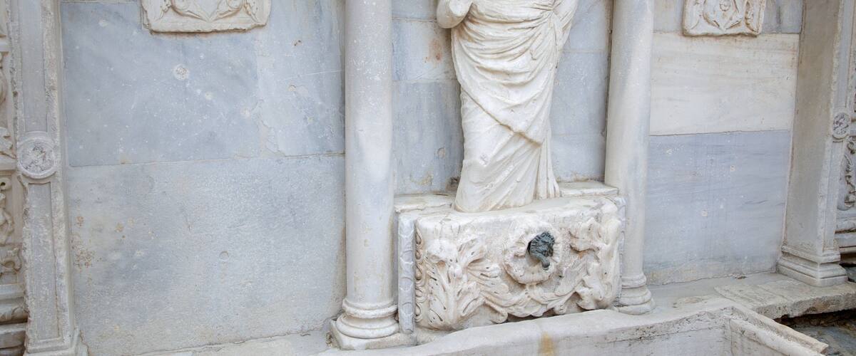 Fuente Bembo que incluye una estatua o escultura