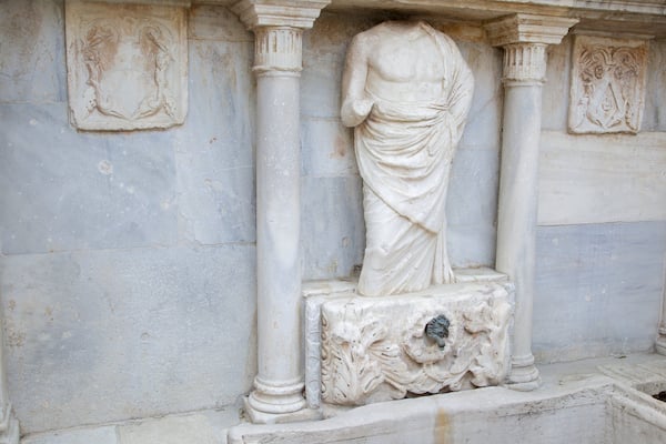 Fontaine de Bembo montrant statue ou sculpture