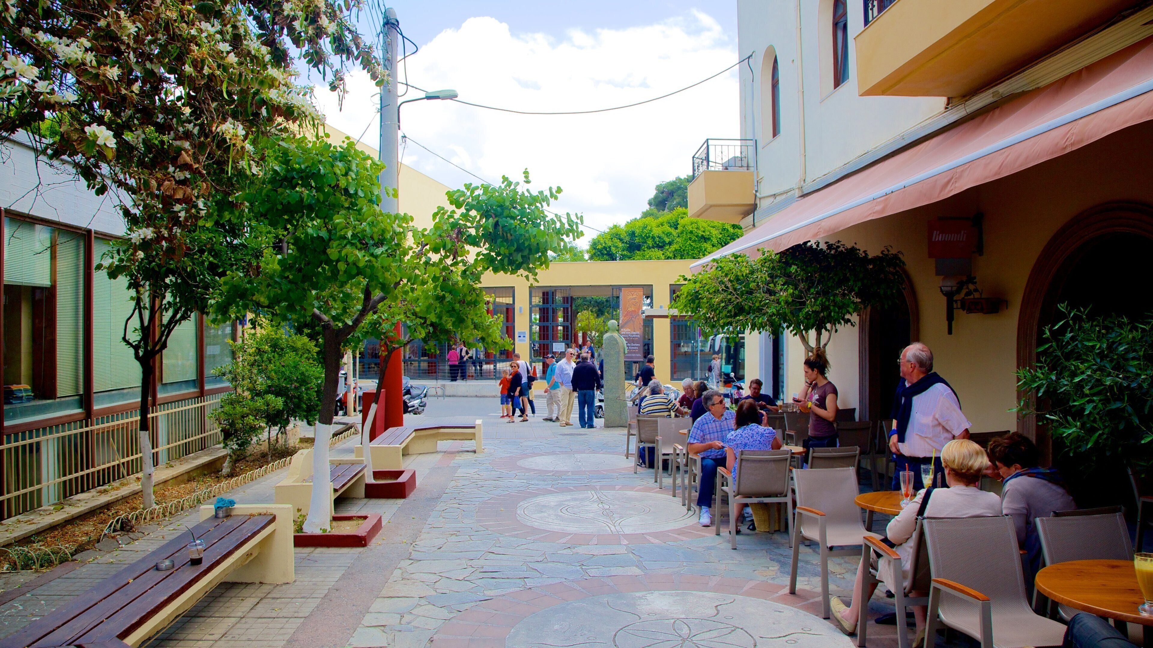 伊拉克利翁考古博物館 设有 咖啡文化環境 和 街道景色