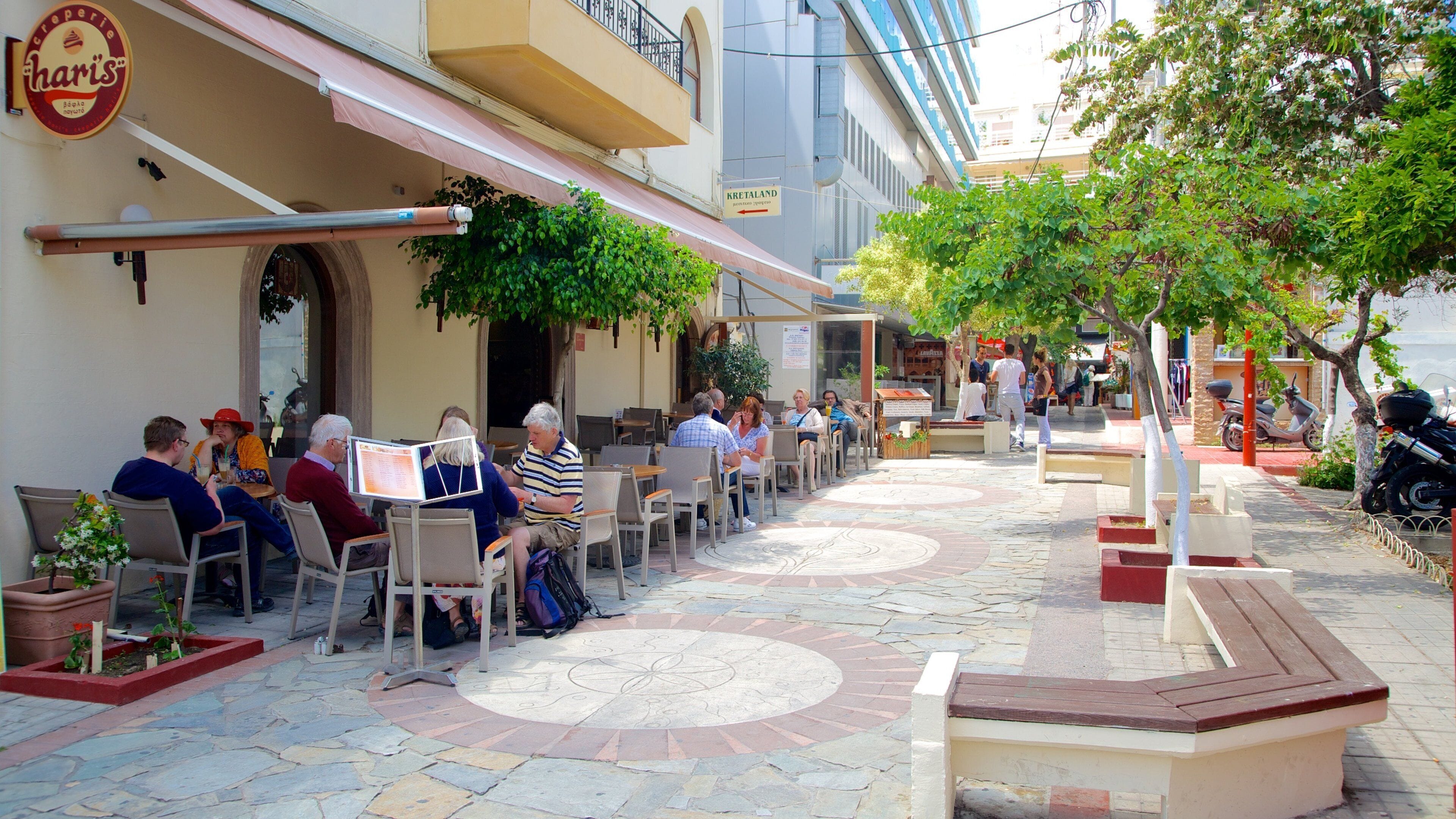 Archäologisches Museum von Heraklion mit einem Straßenszenen und Café-Szenerien