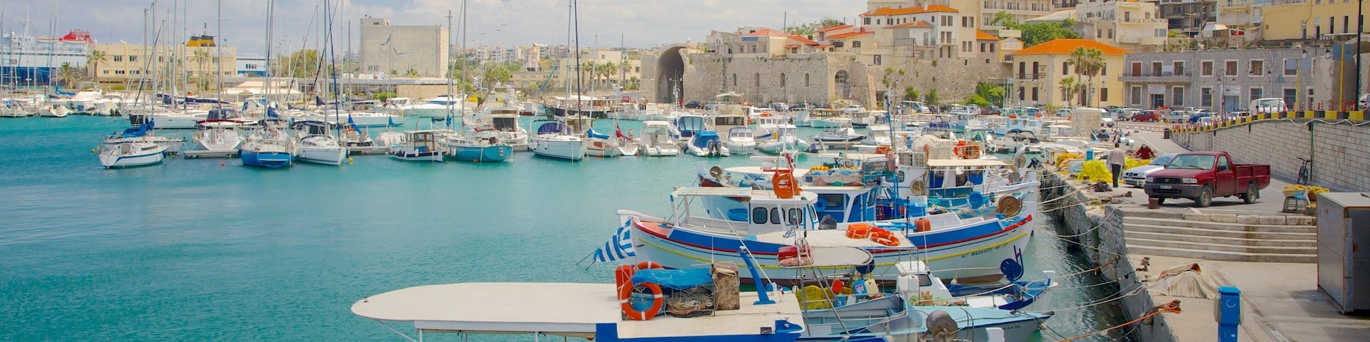 Porto de Iráclio que inclui uma marina