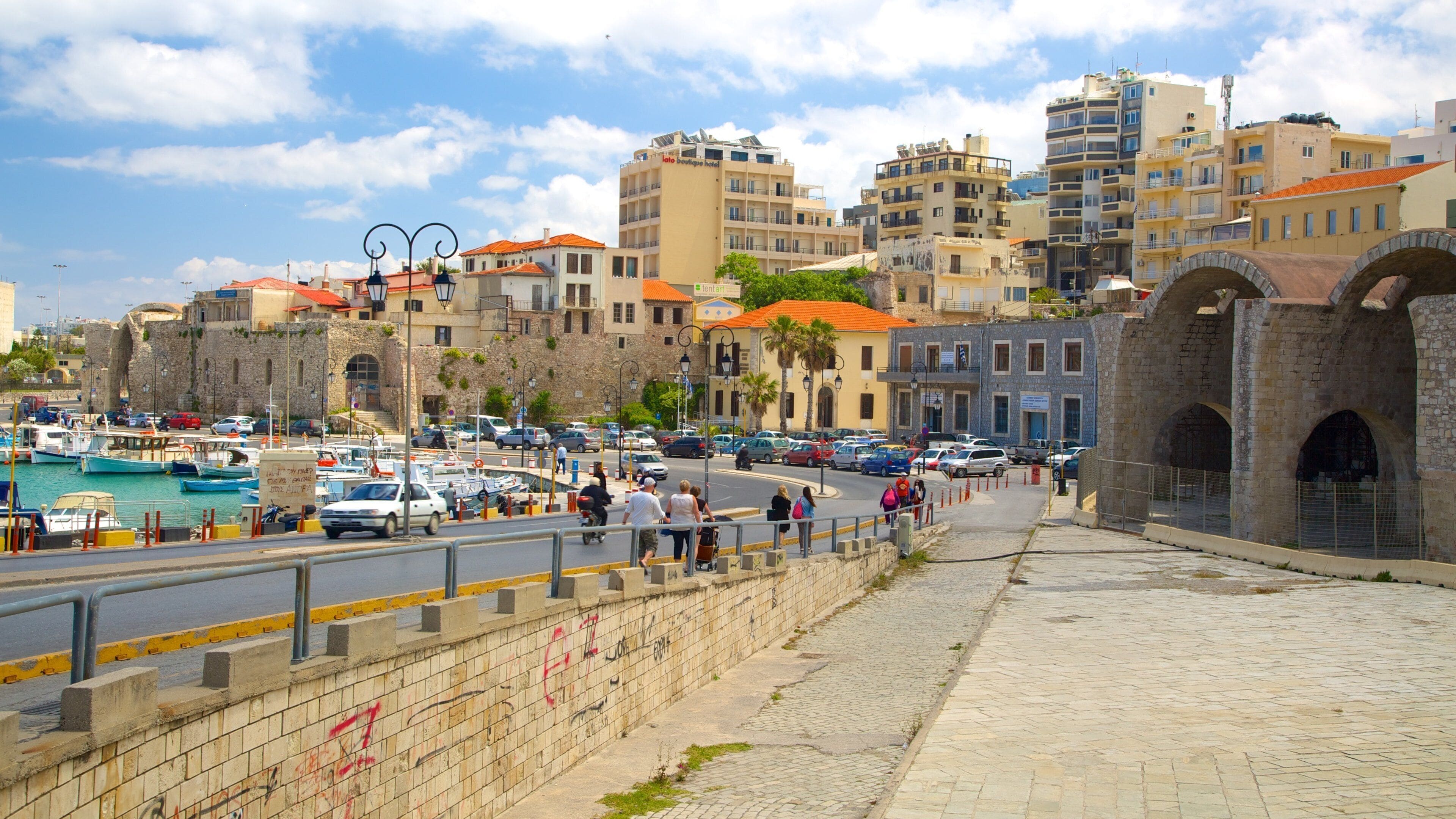 Iráklio havn som inkluderer gatescener