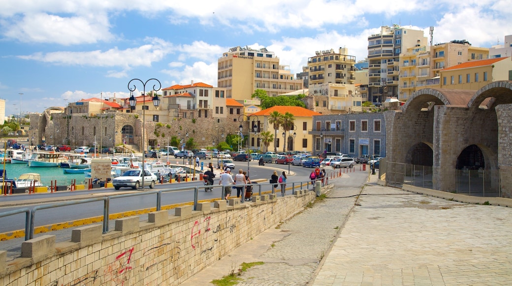 Iráklio havn som inkluderer gatescener