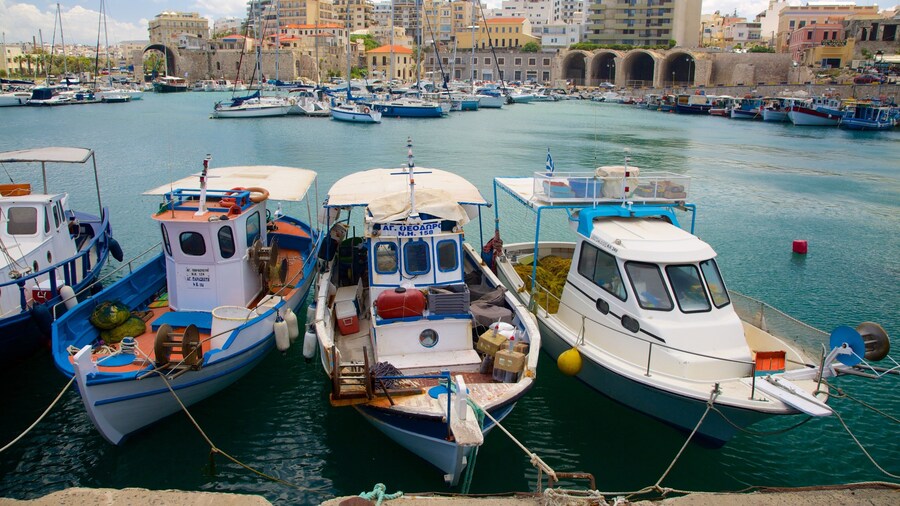 Puerto de Heraklion mostrando un club náutico
