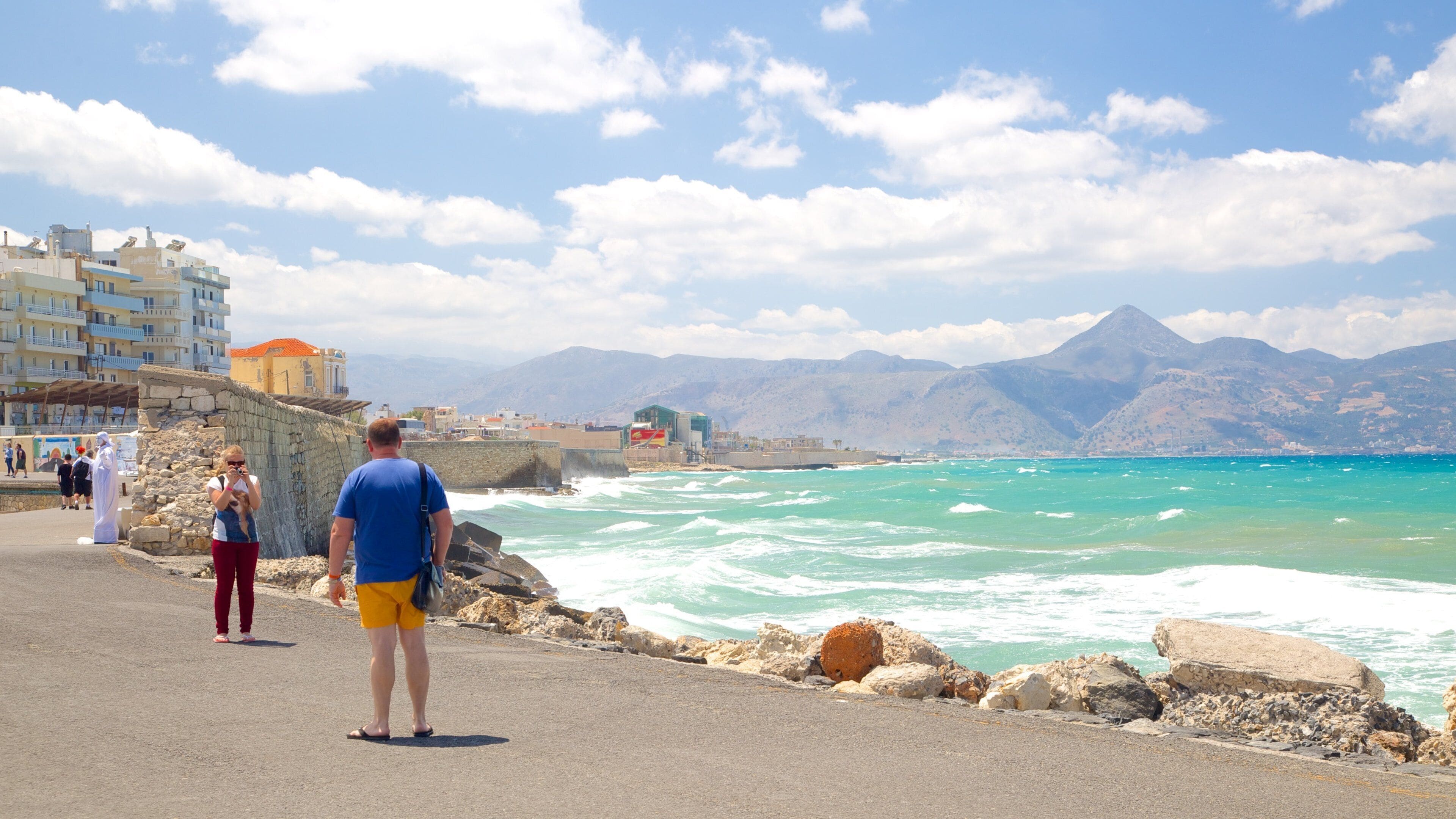 Puerto de Heraklion mostrando costa rocosa