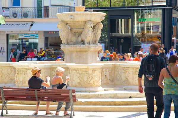 Morosini Fountain featuring a fountain