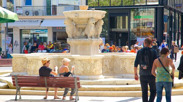 Morosini Fountain showing a fountain