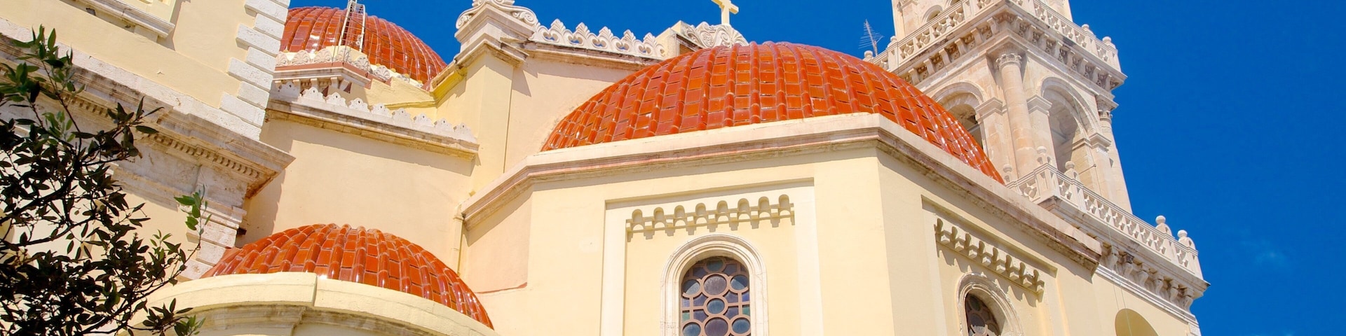 Catedral de São Menas mostrando elementos religiosos e uma igreja ou catedral