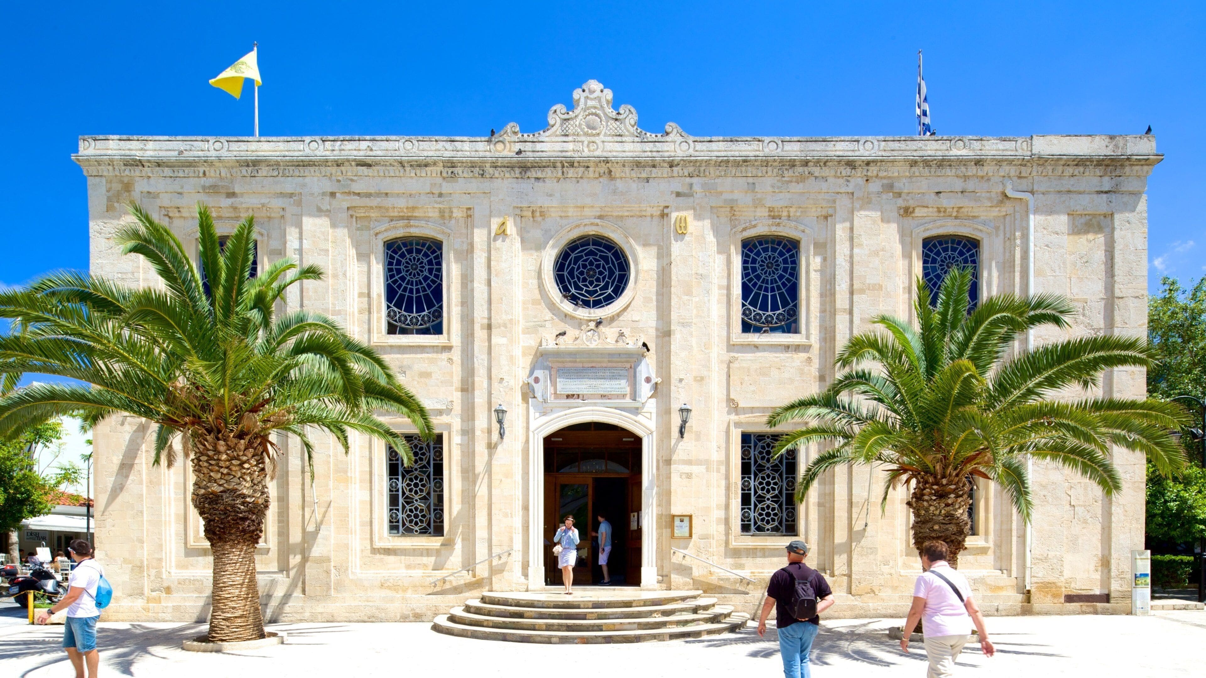 Agios Titos-katedralen som viser kirke eller katedral og religion