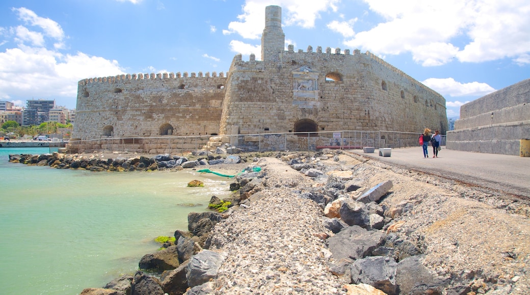 Koules fÀstning som visar ett slott och historisk arkitektur