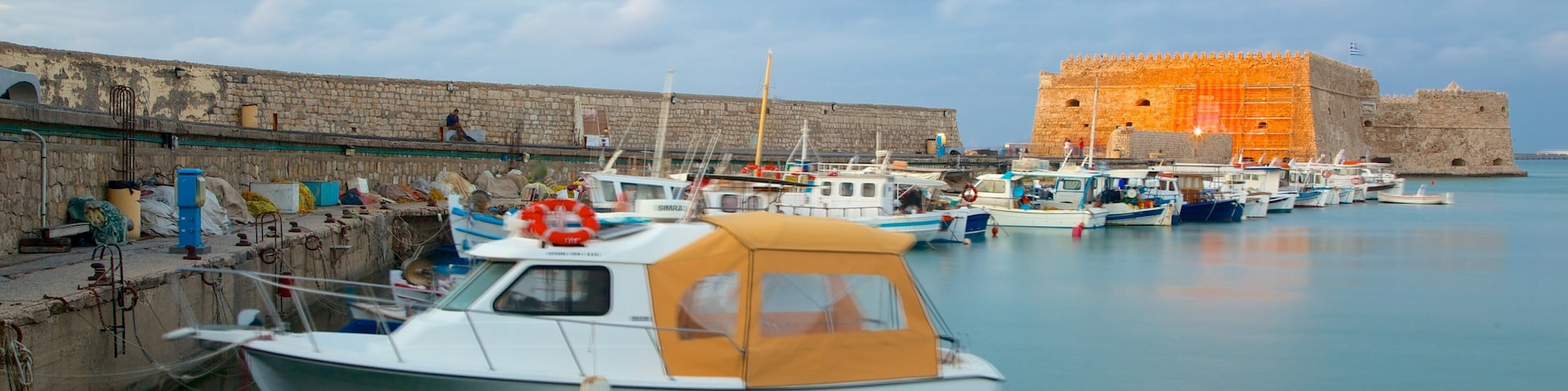 Festung Koules welches beinhaltet Bucht oder Hafen