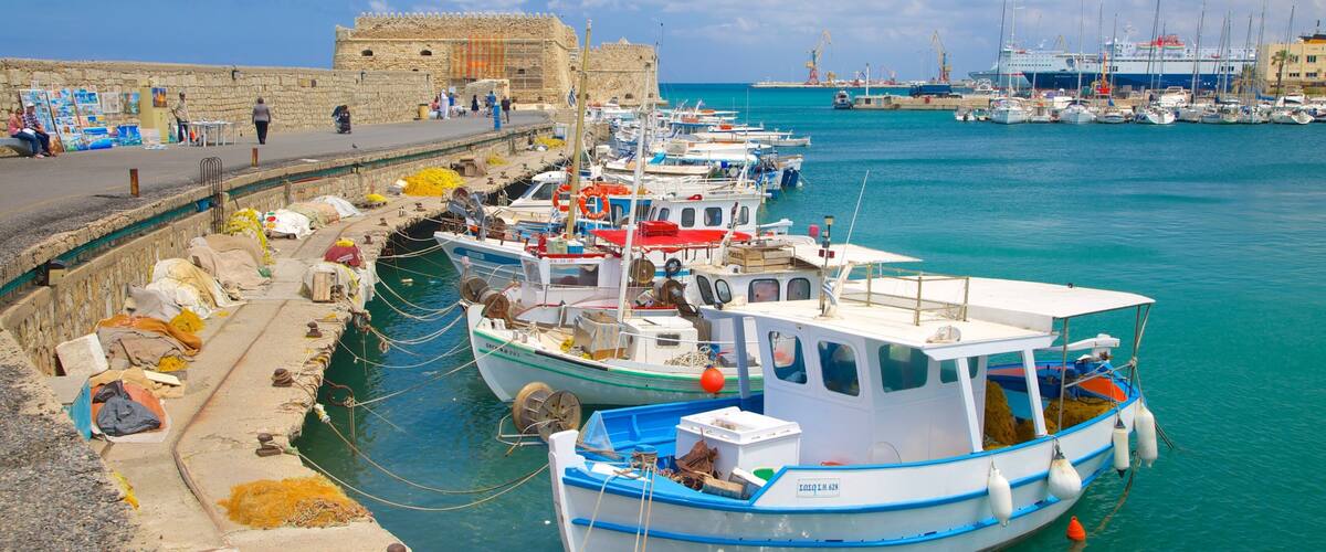 Koules festning som inkluderer bukt eller havn