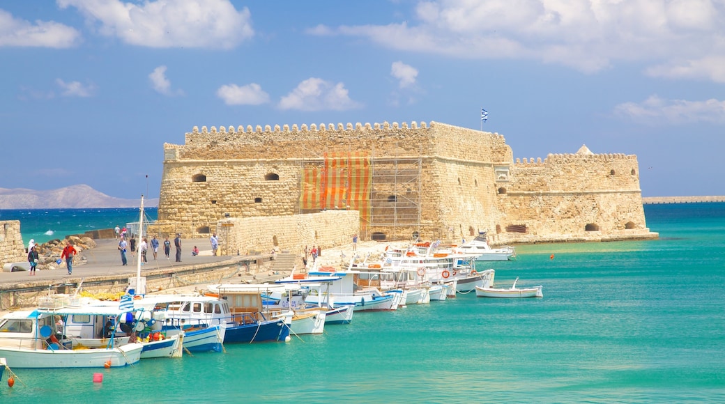 Koules fÀstning som inkluderar en hamn eller havsbukt, ett slott och historisk arkitektur