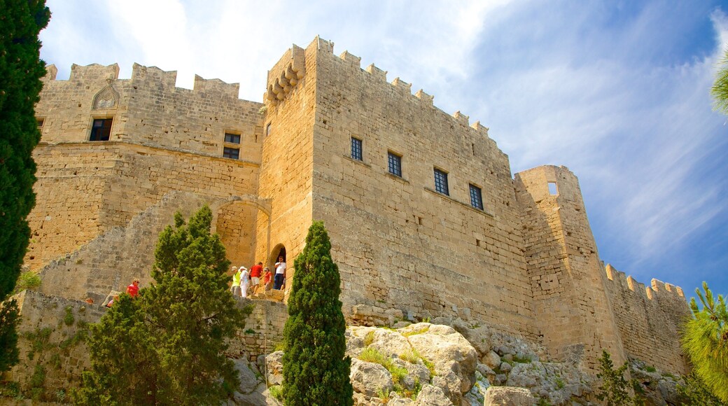 Acrópolis de Lindos que incluye patrimonio de arquitectura y un castillo