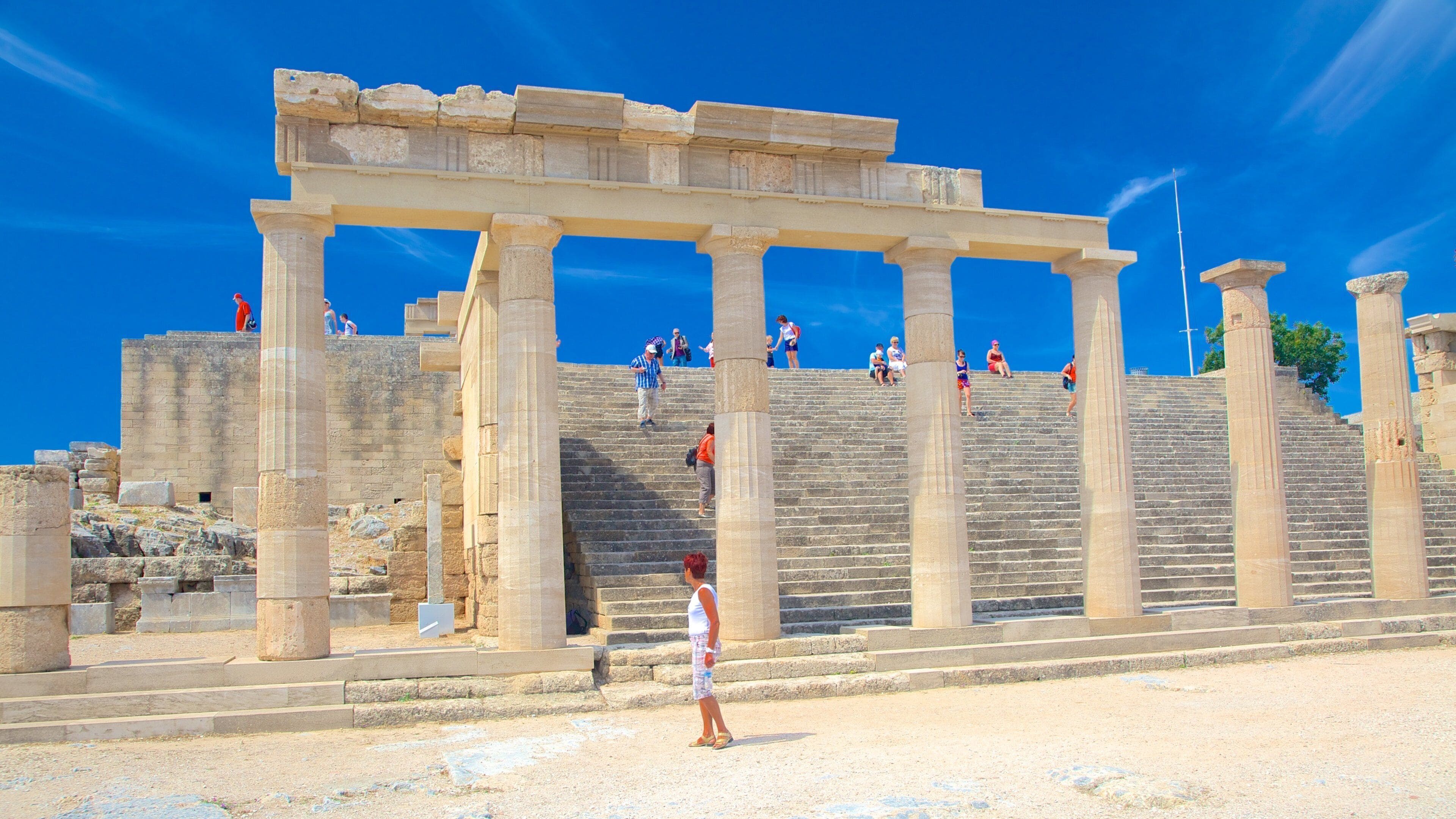 Lindos akropolis fasiliteter samt bygningsruiner og historisk arkitektur