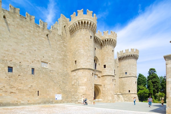 Palais des Grands MaĂźtres des Chevaliers de Rhodes mettant en vedette chĂąteau ou palais et patrimoine architectural