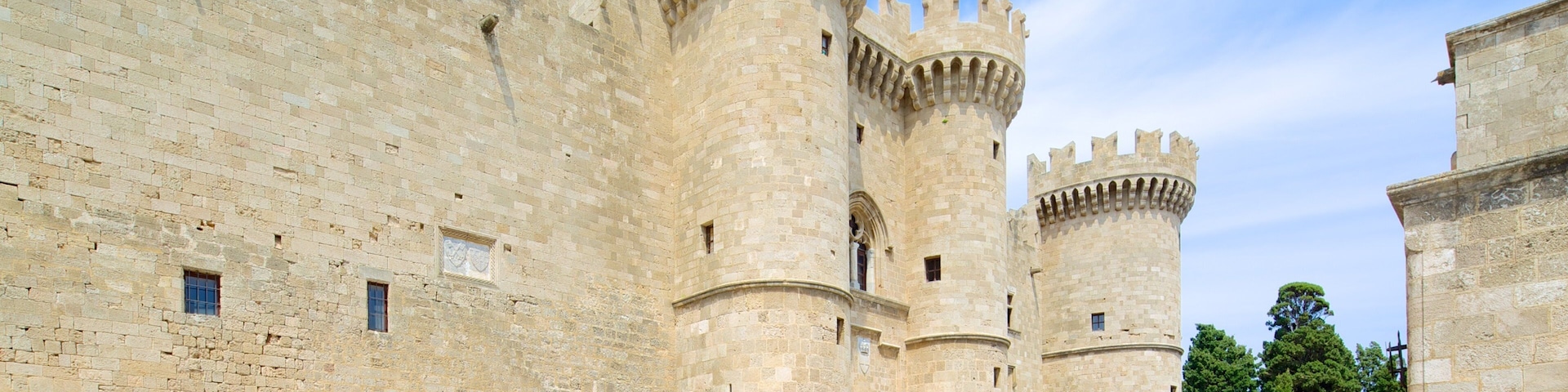 Palacio del Gran Maestre de los Caballeros de Rodas mostrando un castillo y arquitectura patrimonial