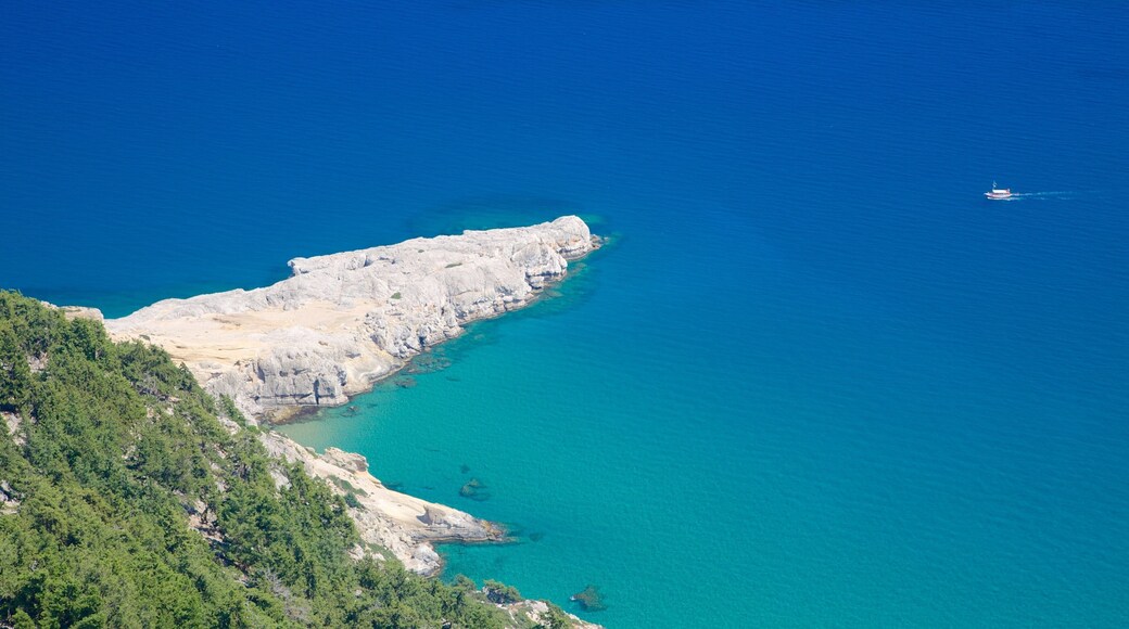 Tsambika kloster som viser landskap og stenete kystlinje